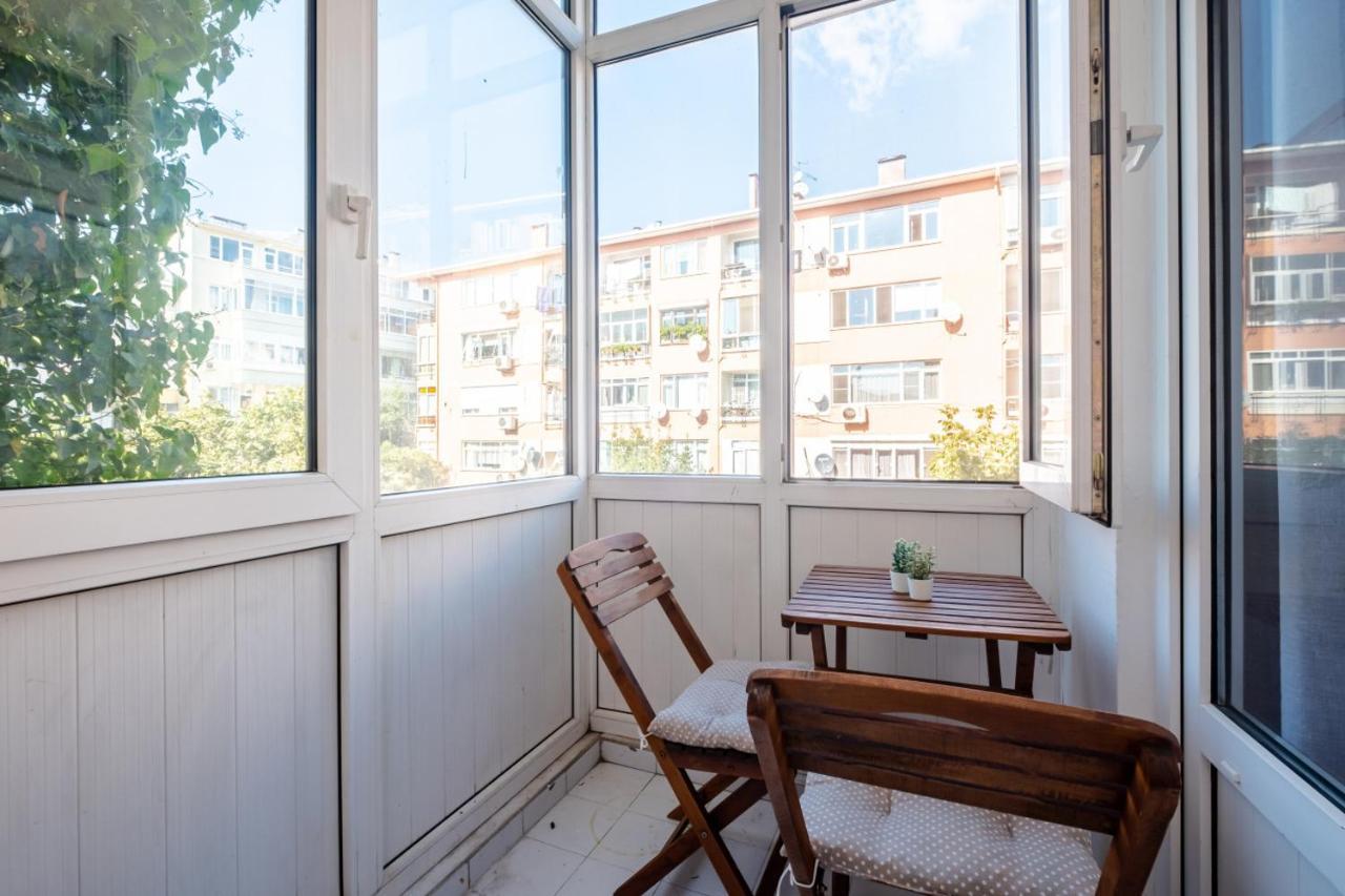 Chic Flat With Balcony Near Moda Shore イスタンブール エクステリア 写真